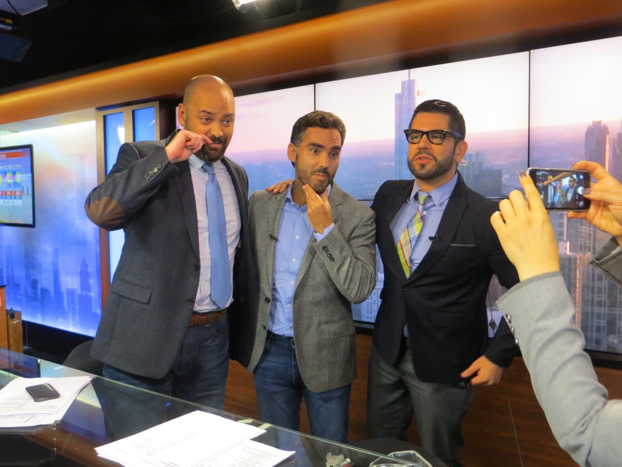 Con quienes bromeó diciendo que estaban todos de barbas.