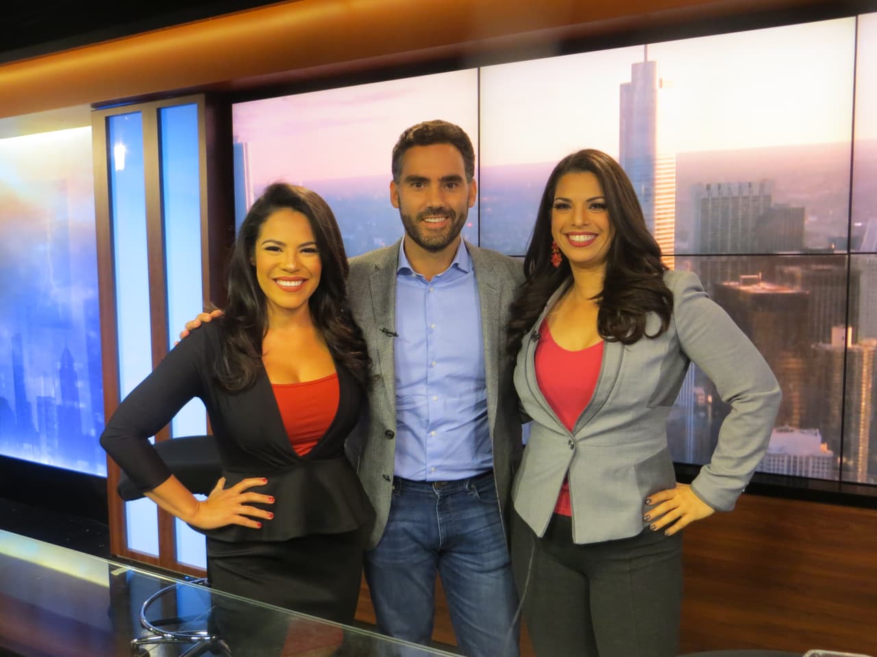 Aquí lo vemos con Ericka Pino y Érika Maldonado.