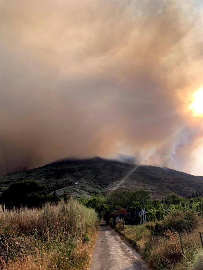 La explosión se produjo a media tarde del miércoles y la expulsión de roca y de ceniza provocó algunos incendios en las faldas del volcán, Su actividad sigue "en curso".