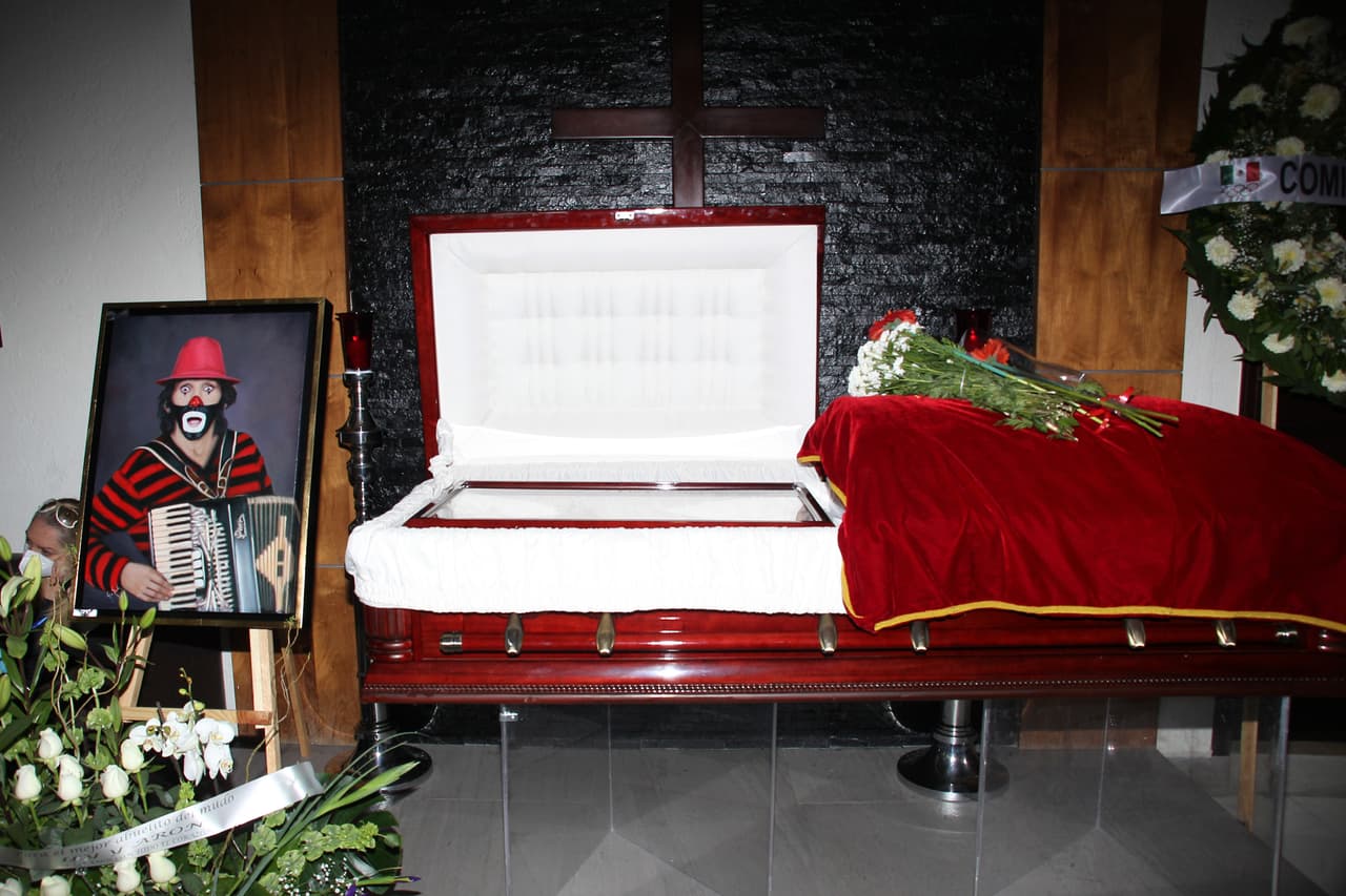 Los restos del cantante y presentador de televisión serán cremados, tal como él lo había solicitado, según indicó su hijo, quien también detalló que Cepillín pidió que para el funeral no lo maquillaran, por lo que Ricardo González será despedido por sus fans "de galán", detalló.