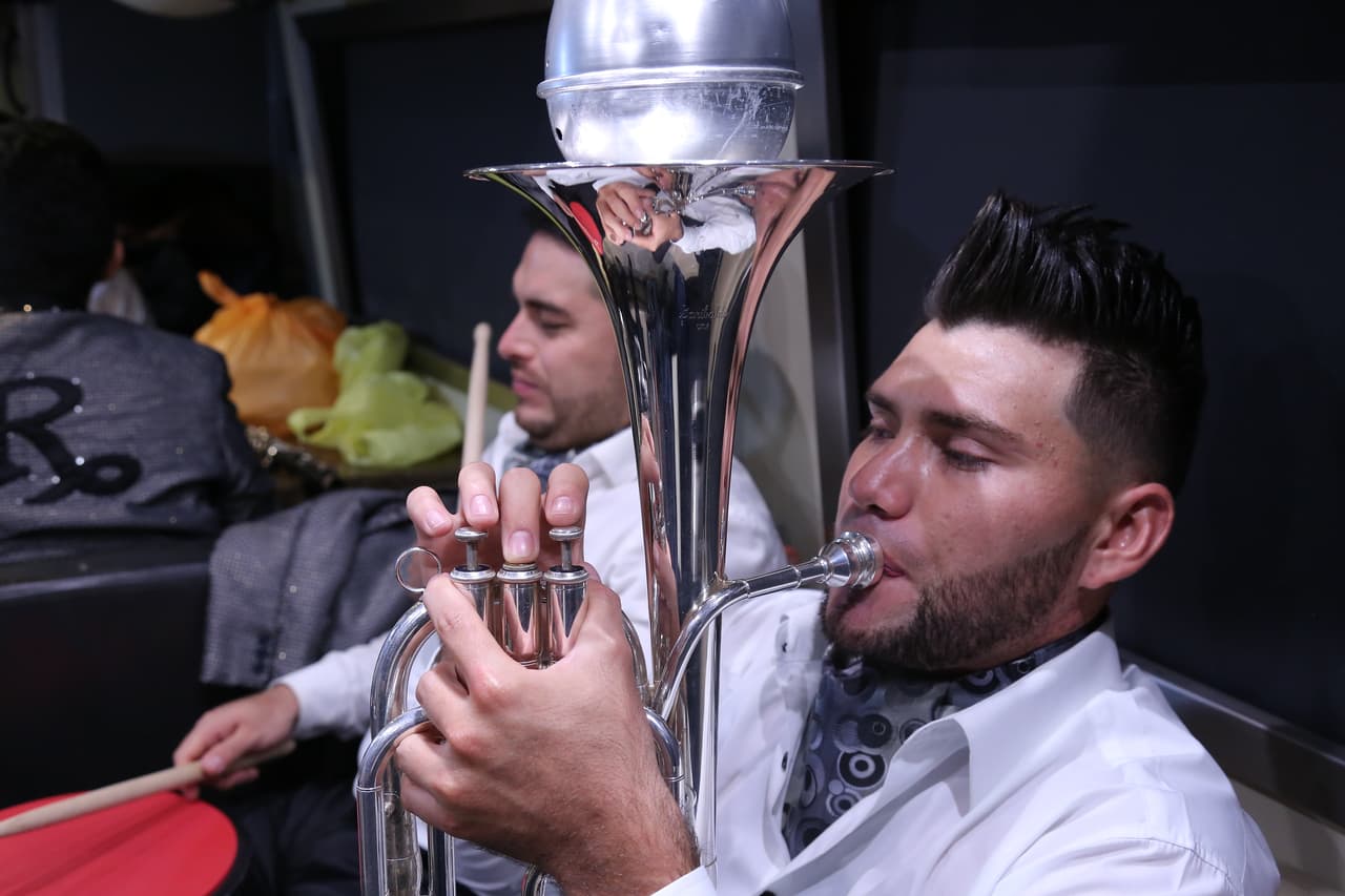 Una vez el bus llega a su destino final, la acción comienza para los integrantes de El Recodo, quienes empiezan a ensayar los instrumentos y a ultimar cada detalle para subir al escenario y complacer al público.