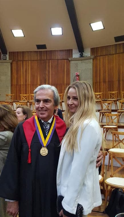 <a href="https://www.univision.com/famosos/el-viudo-de-edith-gonzalez-y-su-nueva-novia-derrochan-amor-ante-todos-en-redes-sociales-fotos" target="_blank">La pareja no tiene prisa ni se preocupa por la distancia</a>, pues en este momento "estamos en un nuevo punto de partida y, como tal, hoy lo mejor que podemos ofrecernos es el futuro", explicó.