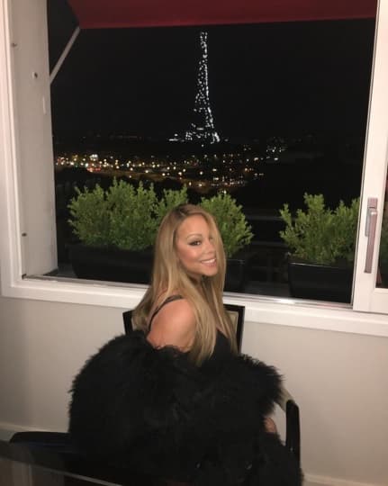 Esta fue la imagen que compartió Mariah desde su habitación de hotel. Tenía de frente la iluminada y emblemática Torre Eiffel, y ella posó como toda una queen desde esa exaclusiva suite presidencial... ¿En qué hotel se hospedó?