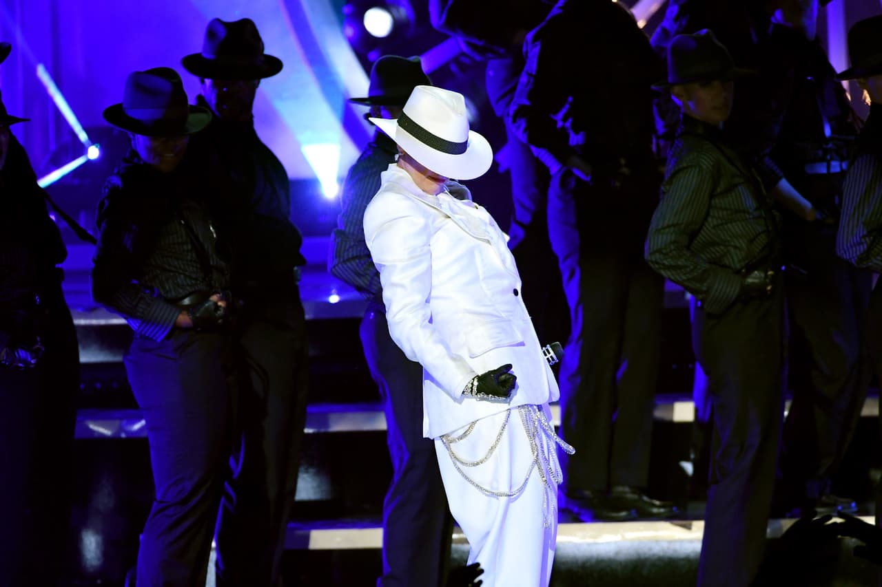 Por momentos, 'la Diva del Bronx' recordó al fallecido rey del pop, Michael Jackson, con la indumentaria que escogió para interpretar 'Dinero', el tema que grabó junto a DJ Khaled y Cardi B.