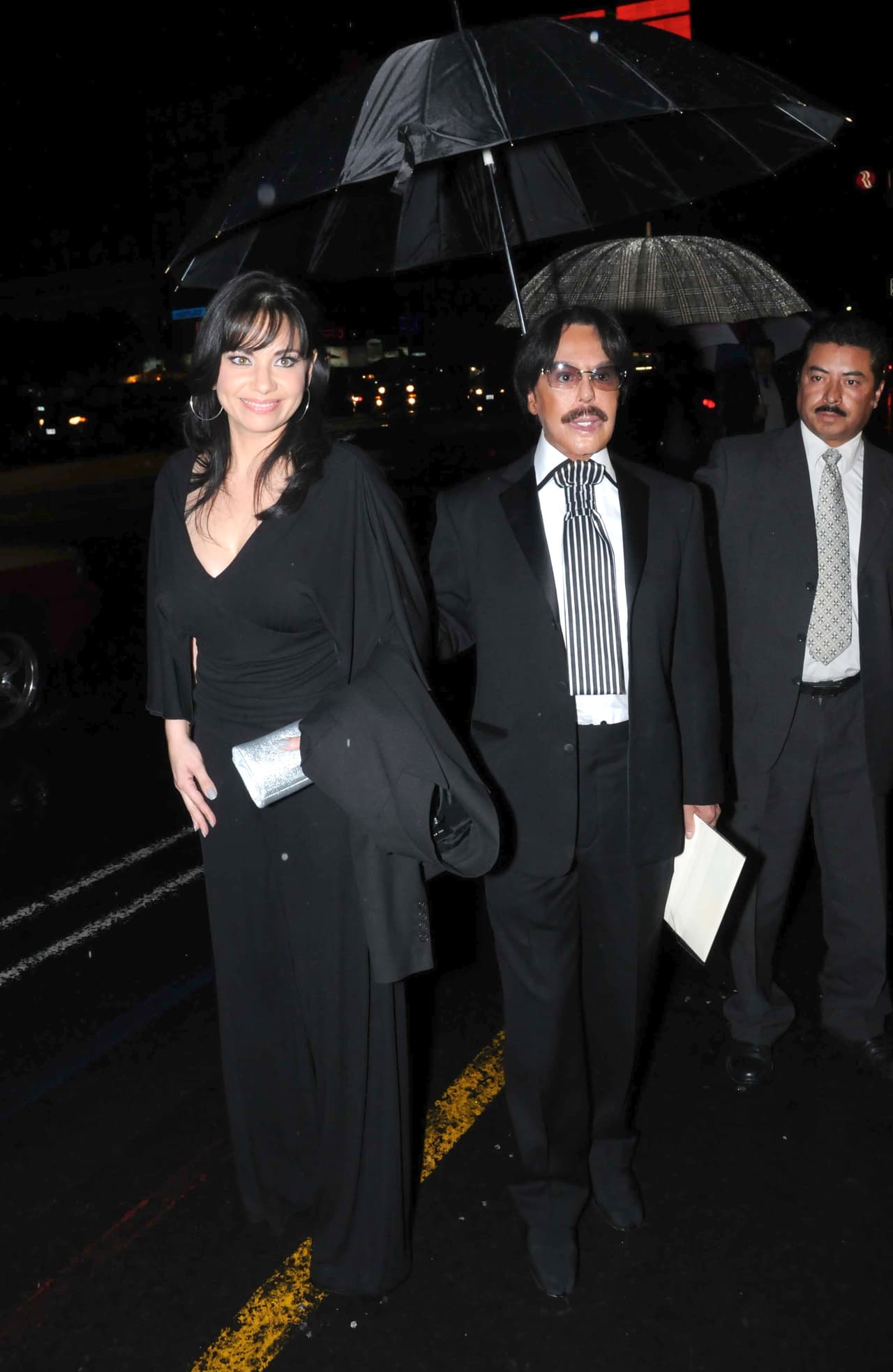 La presentadora de espectáculos Flor Rubio, y compañera del estilista en la radio, también confirmó la noticia a través de Twitter. 
<br>