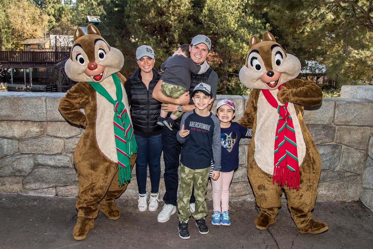 A finales de 2017, Joel y toda su familia se fueron de vacaciones a Disneylandia.