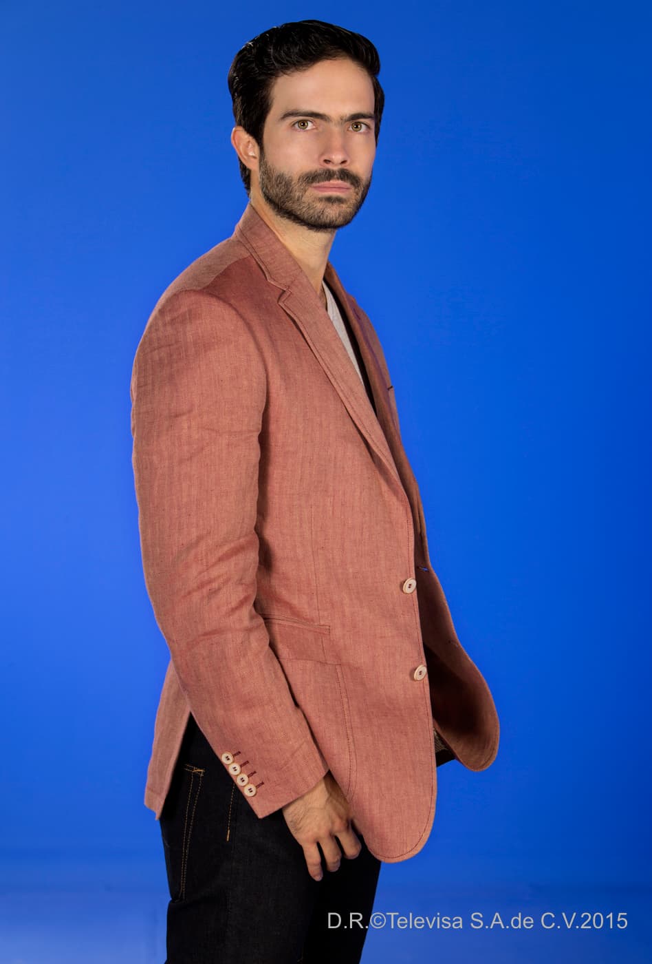 Osvaldo Benavides se encarga de interpretar a "Adrián". Él quedó huérfano desde muy pequeño y quedó al cuidado de su obsesiva y controladora hermana "Julieta" (Alejandra Barros).