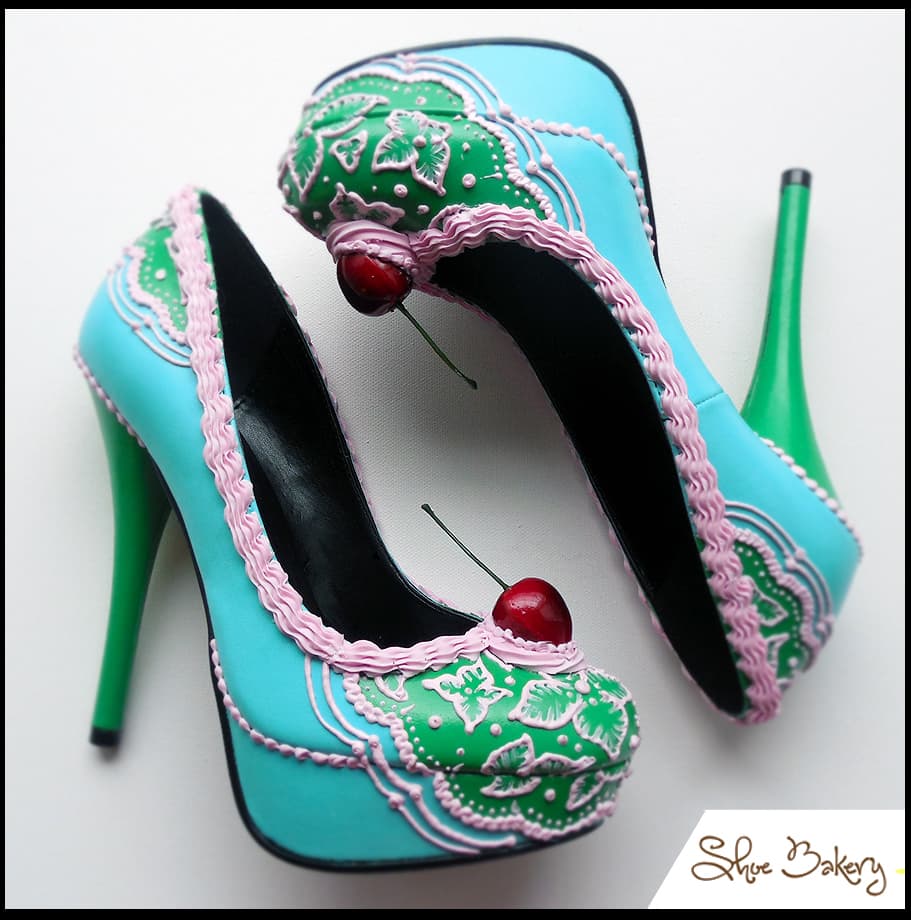 Chris Campbell de 29 años, pinta estos lindos zapatos ,esculpiendo las cerezas y las bolas de helado en 3D para que parezcan reales y antojables.