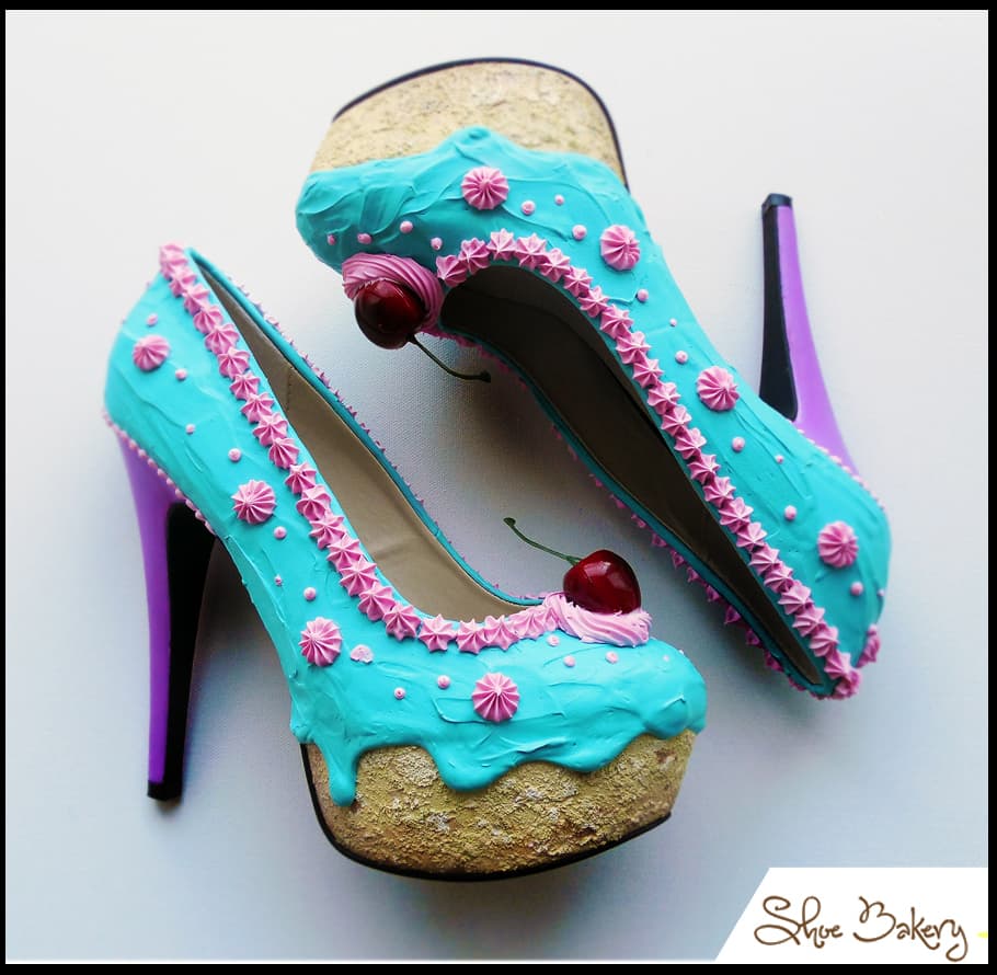 La linea sigue creando nuevos diseños con lo que parece ser crema de mantequilla, asperja, chocolate y cerezas.