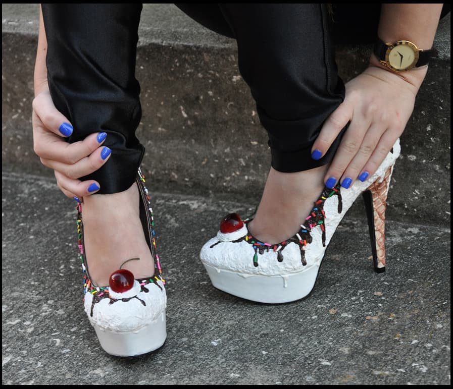 El diseñador ha logrado crear una linea de zapatos nada convencional pero muy divertida que ha enamorado a más de una.