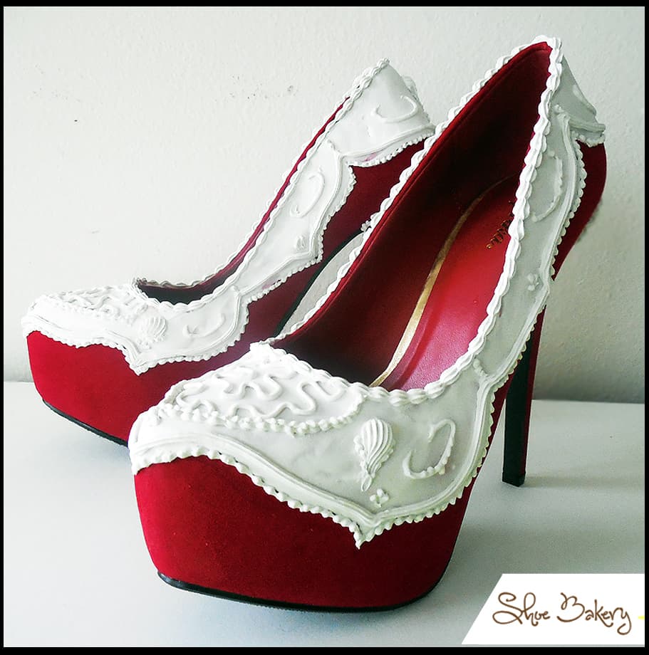 Además las creaciones se aplican a los zapatos con las herramientas reales utilizados por los panaderos y su fabricación tarda de dos a tres semanas por par.