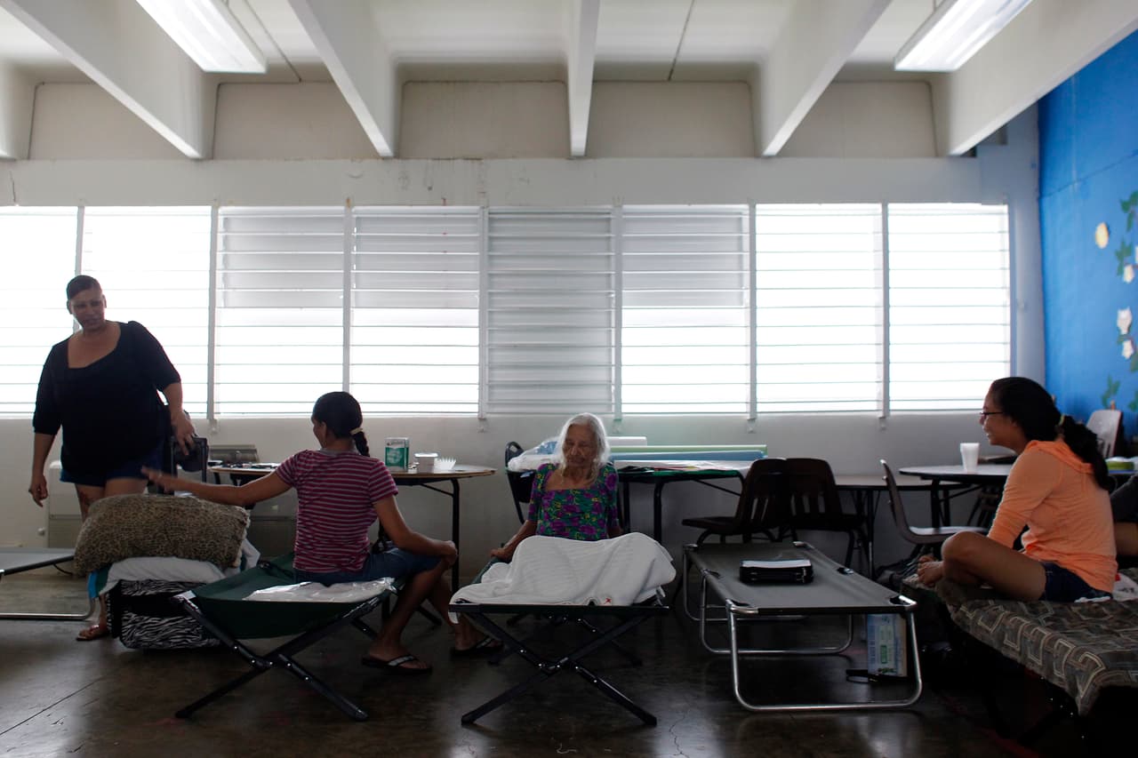 Una familia en un refugio en Fajardo.