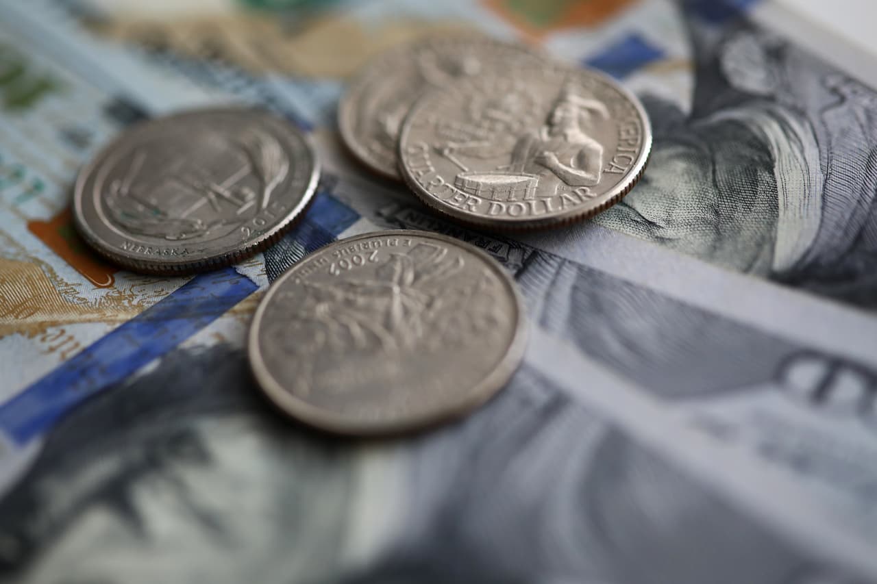 Como en ocasiones previas, el IRS dijo que seguirá enviando estos cheques de estímulo 
<b>semanalmente</b>. "Los pagos serán enviados a los individuos elegibles para los que el IRS no tenía información pero que recientemente presentaron su declaración, así como para las personas que califican para los pagos 'plus-up'", explicó la agencia.