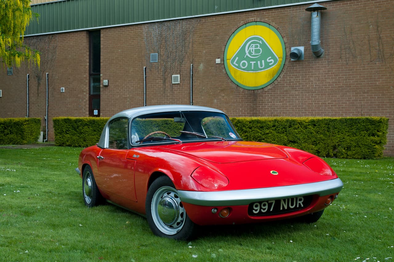 <b><u>Lotus Elan Tipo 26 (1962-1971)</u></b>
<br>El Elan fue diseñado por Ron Hickman. Este reemplazó el monocasco del Elite por uno del tipo ‘backbone’, convirtiéndose en el primer carro de calle en emplearlo.