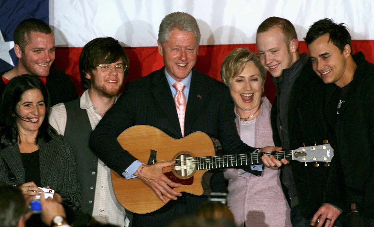 En el año 2006 la entonces senadora Hillary Clinton celebra su cumpleaños número 59, otra vez en una cena para recaudar fondos, junto al expresidente Bill Clinton y los músicos miembros de la banda ‘The Fray’.