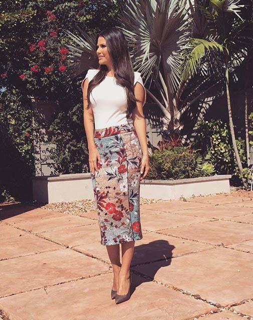 Las faldas largas con flores son ideales para lucir un look muy femenino como el de Ana. La blusa en tono lisa hace resaltar los colores.