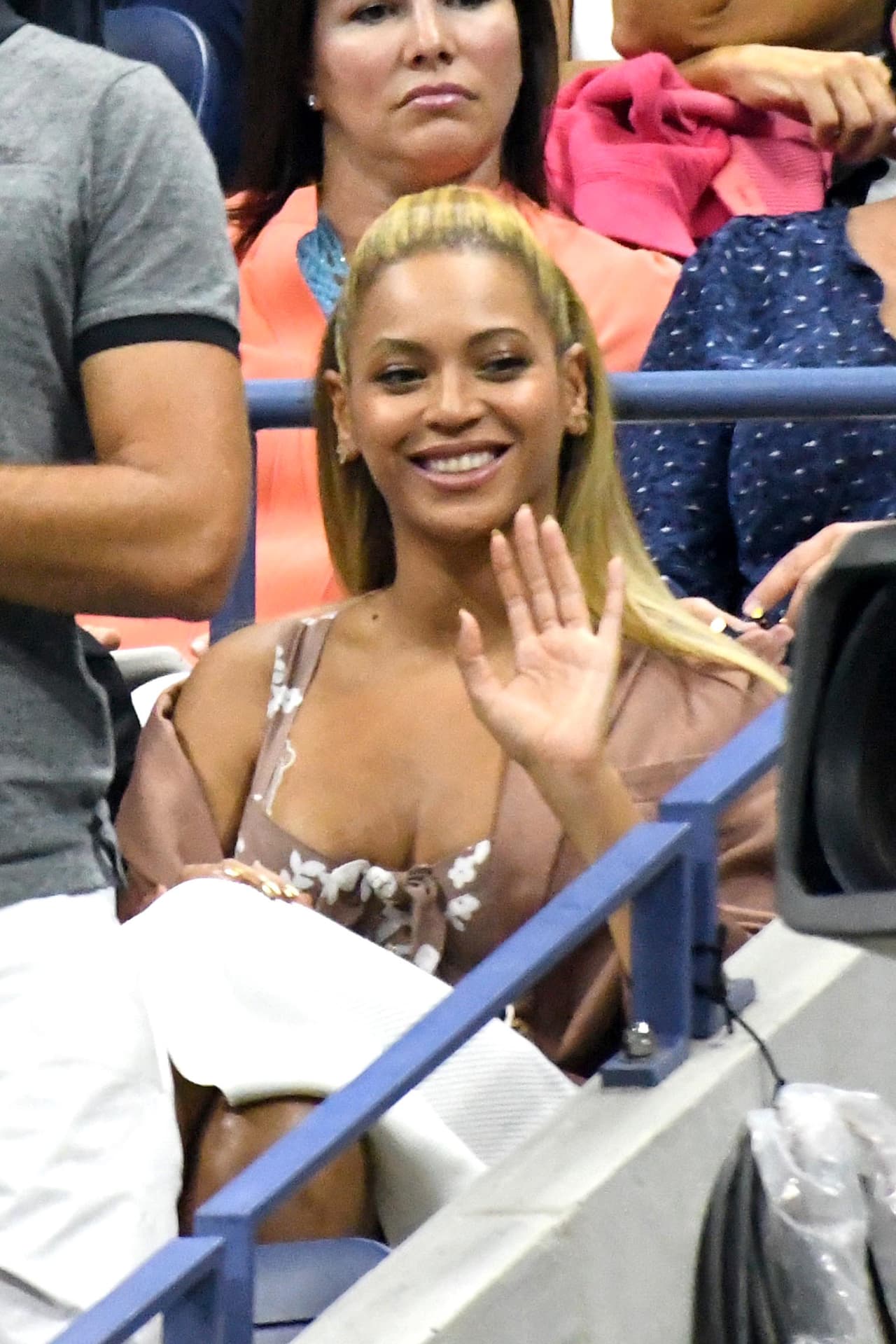 Ella saludó muy amable a quienes la reconocían y pasaban a su lado.