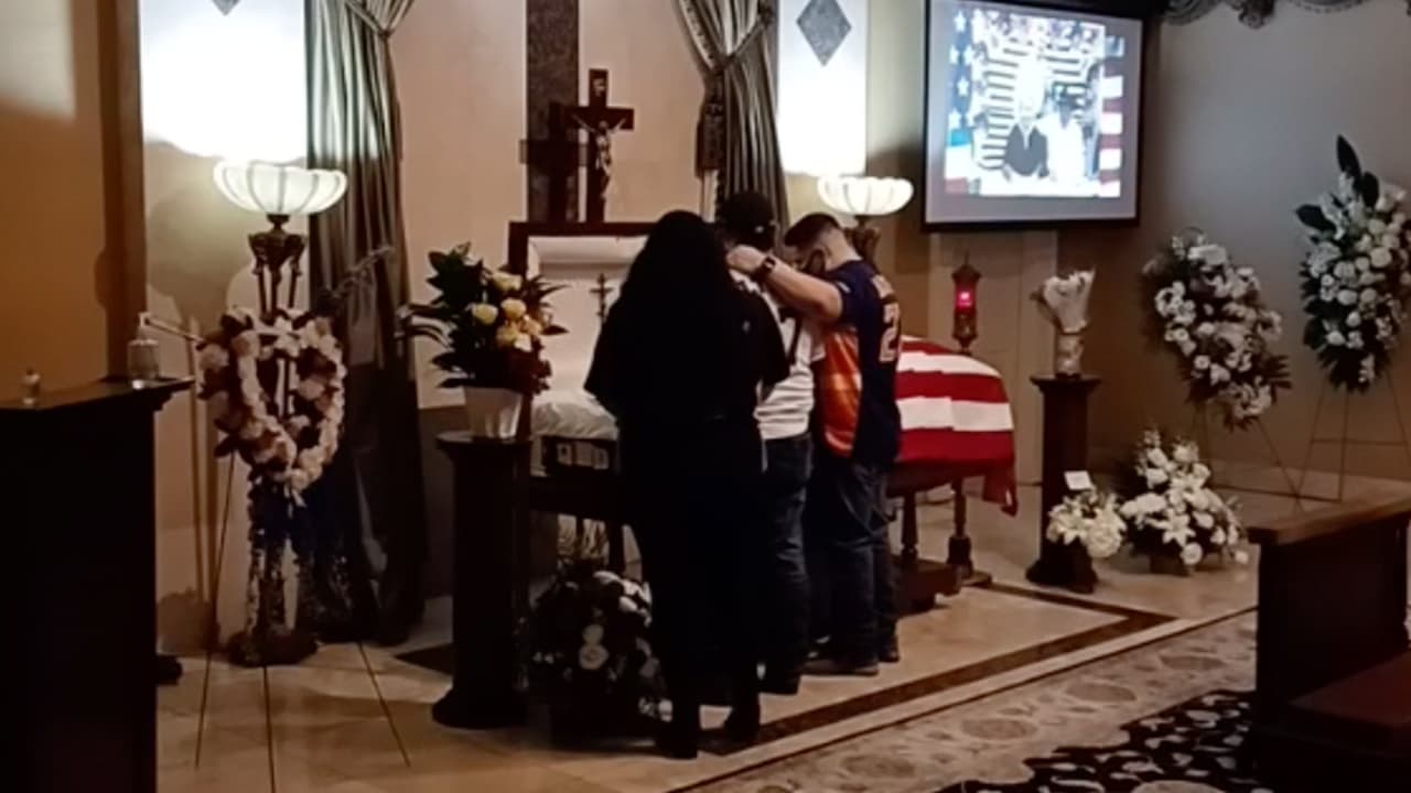 Los servicios fúnebres en honor a Mauro se llevaron a cabo el lunes 6 de diciembre. "Este lunes 13 de diciembre será el entierro de mi esposo en el Cementerio Nacional de Houston, ubicado en el 10410 de Veterans Memorial Dr., a partir de las 12:45 pm", continuó Gauna.