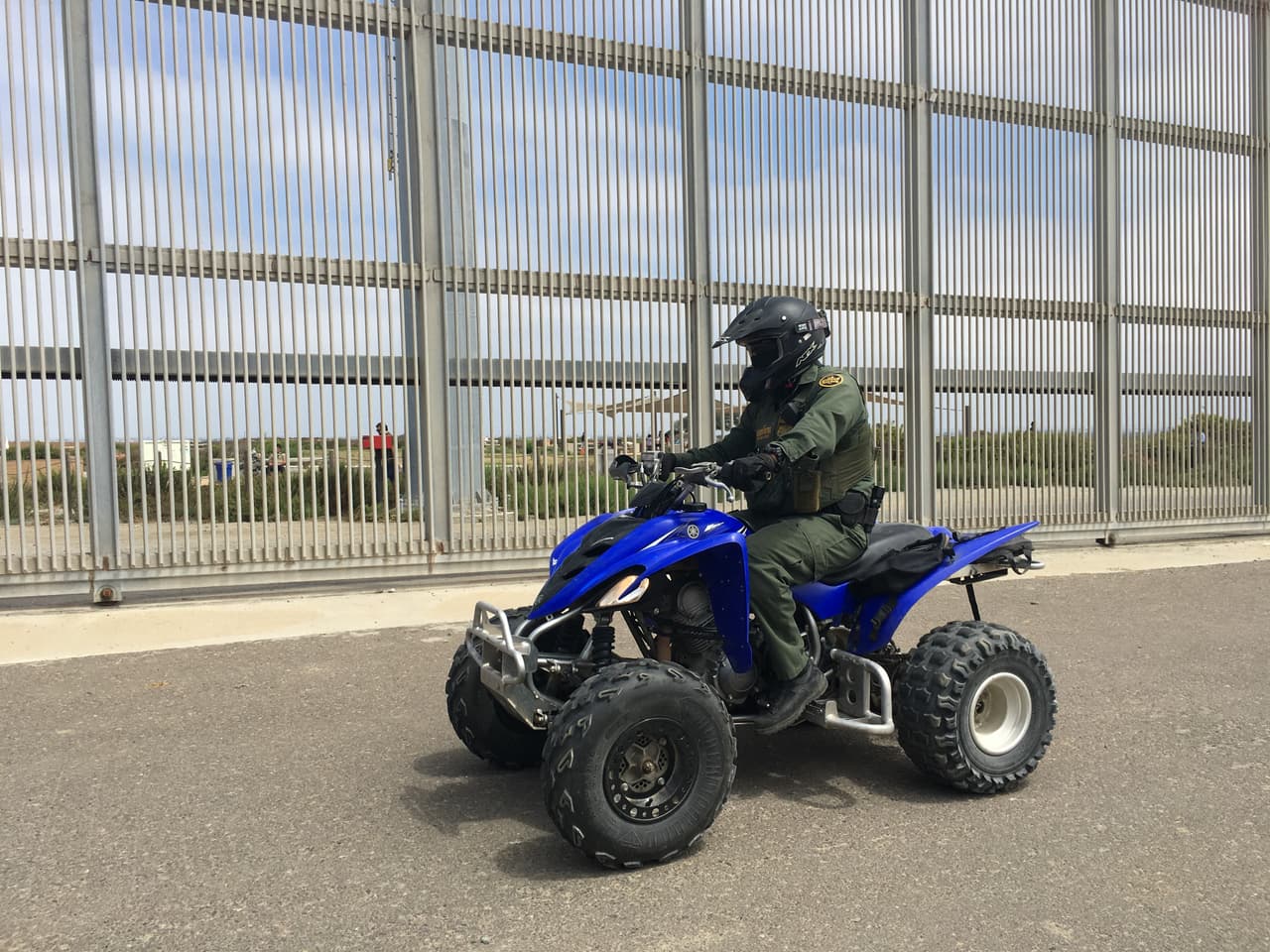 Un agente fronterizo en cuatrimoto patrulla cerca de la playa de San Diego.