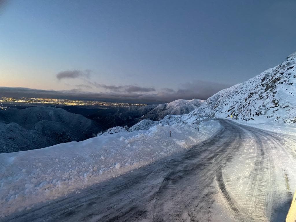Esta otra imagen muestra cómo luce la carretera de Angeles Crest Highway tras un mantenimiento de emergencia. Sin embargo, las negadas continúan, según el Servicio Meteorológico Nacional.