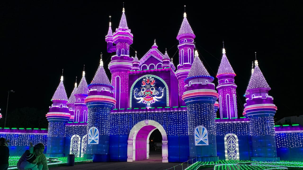 <b>Magical Winter Lights</b> está abierto de domingo a jueves de 5:00 pm a 10:00 pm, viernes y sábado de 5:00 pm a 11:00 pm, para información sobre los boletos 
<a href="https://magicalwinterlights.com/" target="_blank">da click aquí. </a>