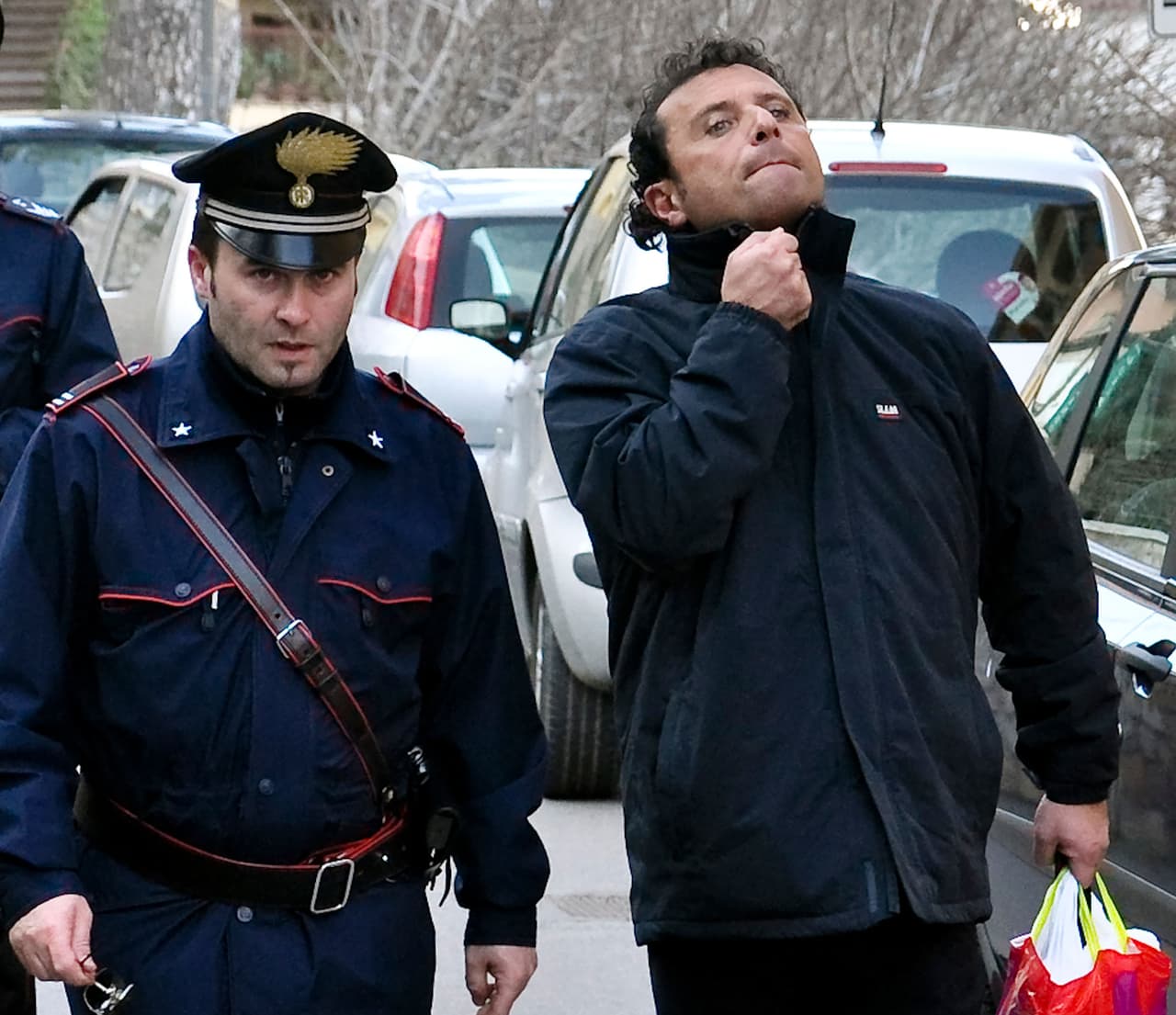 El capitán del barco era Francesco Schettino, a la derecha en esta fotografía tomada al día siguiente del choque.
<br>
<br>Su demora en dar la voz de alarma lo llevó a ser condenado a 16 años de cárcel por
<a href="https://www.univision.com/noticias/noticias-del-mundo/un-video-demuestra-que-el-capitan-del-costa-concordia-huyo-del-crucero">múltiples cargos de homicidio involuntario</a>, causar un accidente marítimo y abandonar el barco antes de que fueran evacuados todos los pasajeros y tripulantes. Fue sentenciado en 2015.
<br>