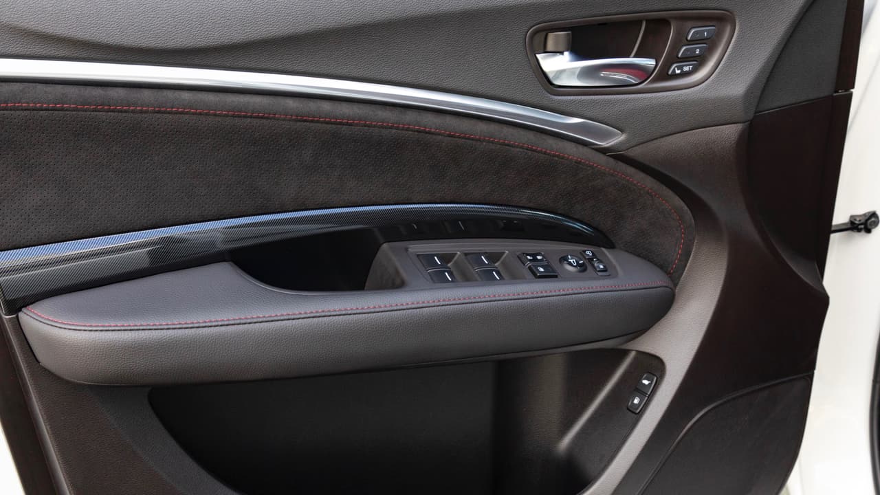 El Alcantara también puede conseguirse en los insertos de las puertas de la Acura MDX A-Spec 2019.