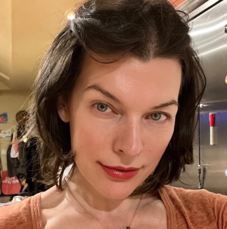 Milla filmó esta cinta a sus 27 años y, ahora que tiene 46, parece que los años no pasaron en ella, ¡luce idéntica!