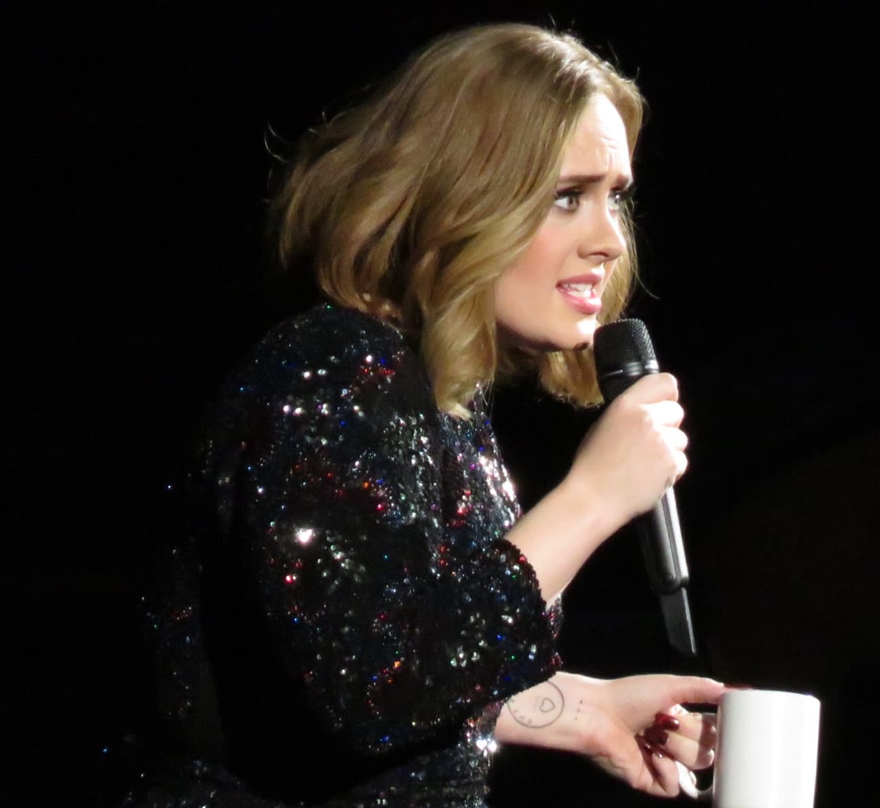 Adele, quien se hizo famosa tras aparecer en un reality de música, confesó que tuvo que asistir a varias sesiones de hipnosis para poder superar el pánico escénico. "No sé si volveré a ir de gira, es algo que no se me da bien... Los aplausos me hacen sentir vulnerable", declaró durante un concierto en 2017.