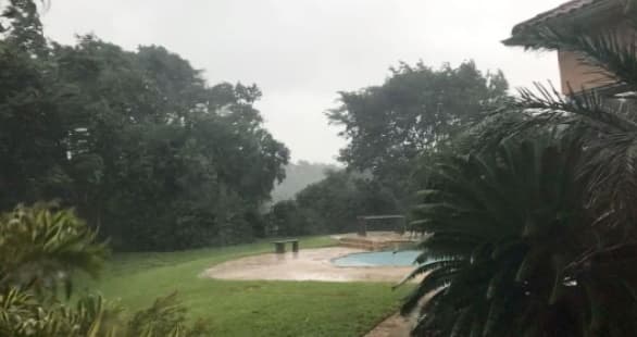 El cubano y su esposa Elizabeth no perdieron su hogar, sólo su mesa de ping pong que quedó partida por la mitad y algunos vidirios rotos.