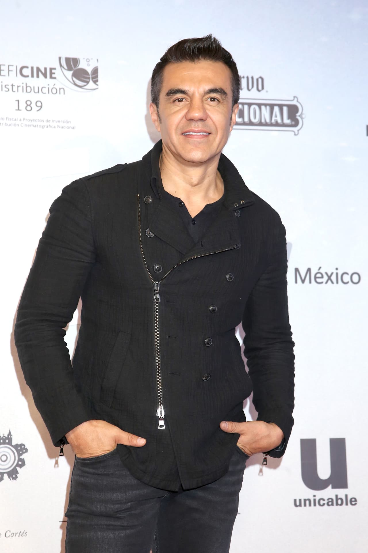 Por su parte, Adrián Uribe publicó la misma imagen con una breve descripción: "Alfredo y María José” #InfelicesParaSiempre 🎬 #LaPelicula".