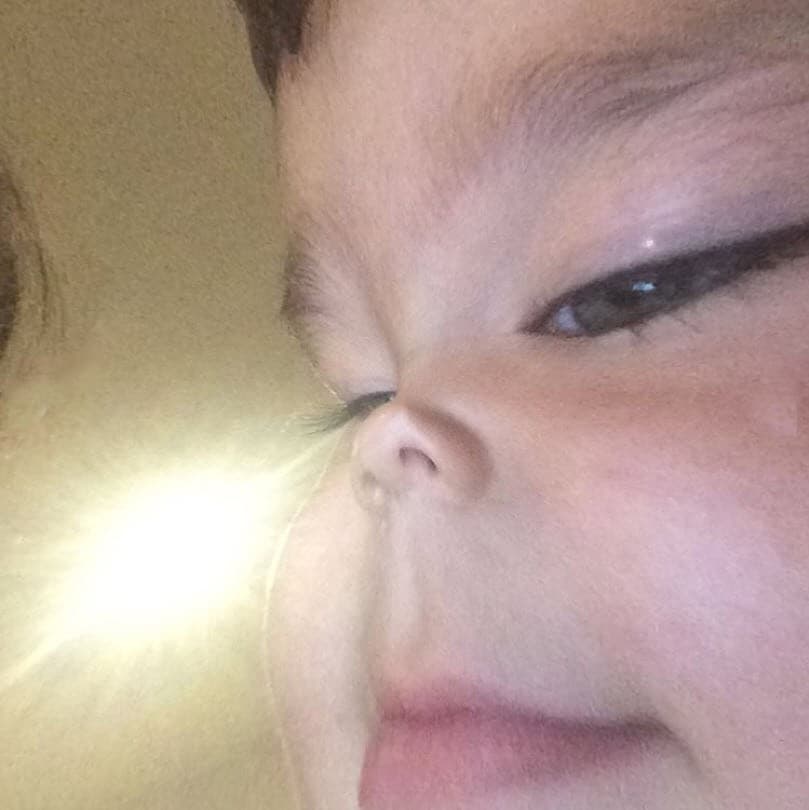 En las otras fotografías 
<b><a href="https://www.univision.com/famosos/lo-que-uno-aprende-en-la-cuarentena-ariadne-diaz-descubre-el-verdadero-oficio-de-su-hijo-diego-video">aparece su hijo Diego</a></b> con filtros graciosos que deforman su rostro.