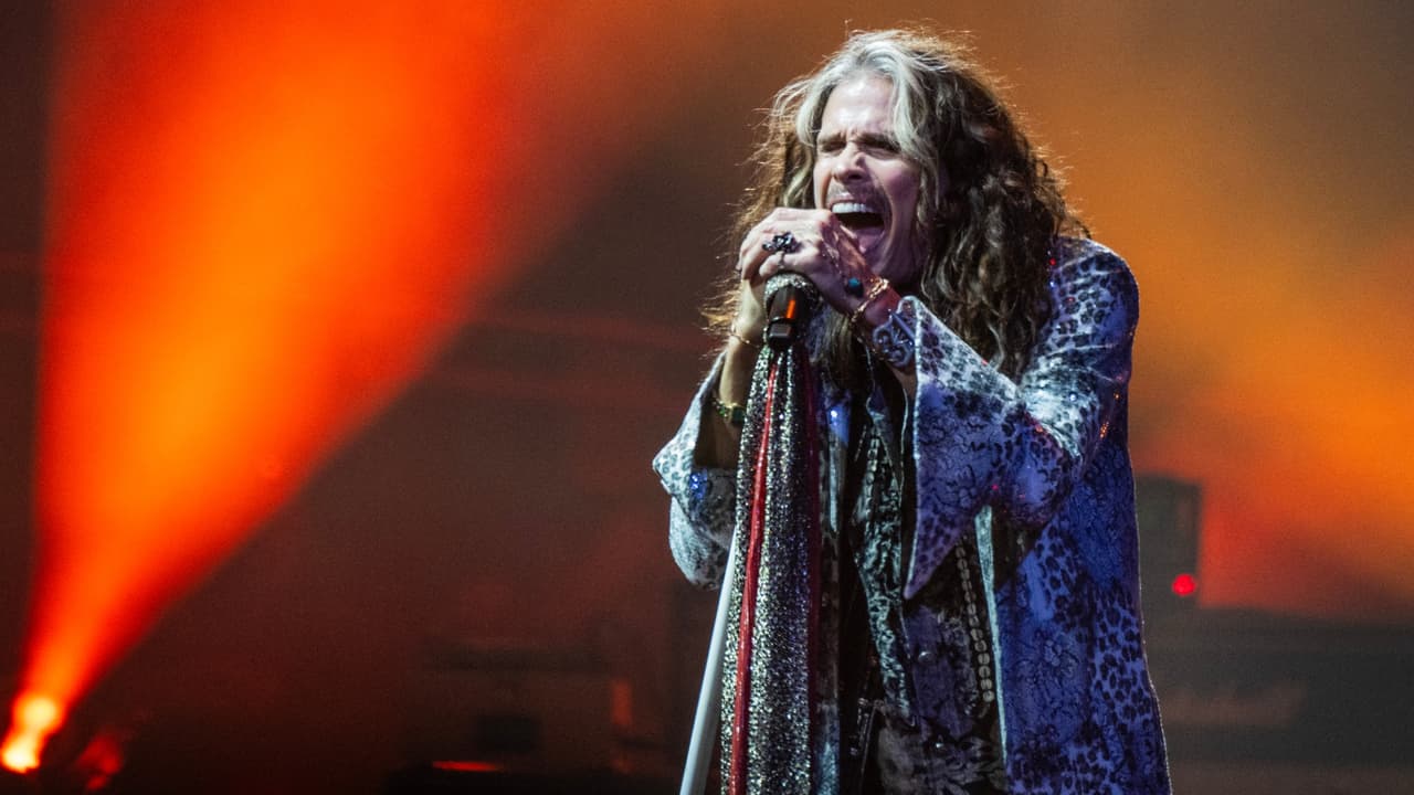 En el verano de 1975, una chica de 17 años demandó a Steven Tyler por agresión sexual, el mismo día que lo conoció. 
<b>Según la acusación, el vocalista de Aerosmith la besó y manoseó a la fuerza</b>. Hasta la fecha, el cantante no ha hecho comentarios.