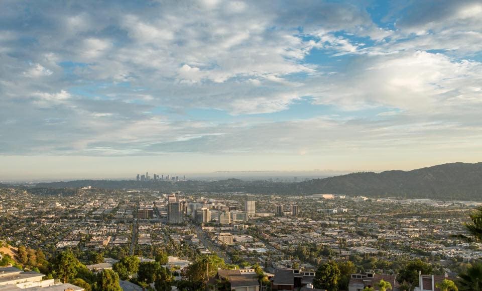 <b>Glendale</b>, en el condado de Los Ángeles, se lleva el puesto numero 30.
<br>
<br>
<b>Población:</b> 202,381
<br>
<b>Salario promedio: </b>$58,657
<br>
<b>Tasa de crimen violento: </b>1.35 por cada mil habitantes
<br>
<b>Tasa de crimen a la propiedad: </b>15.41 por cada mil habitantes
<br>