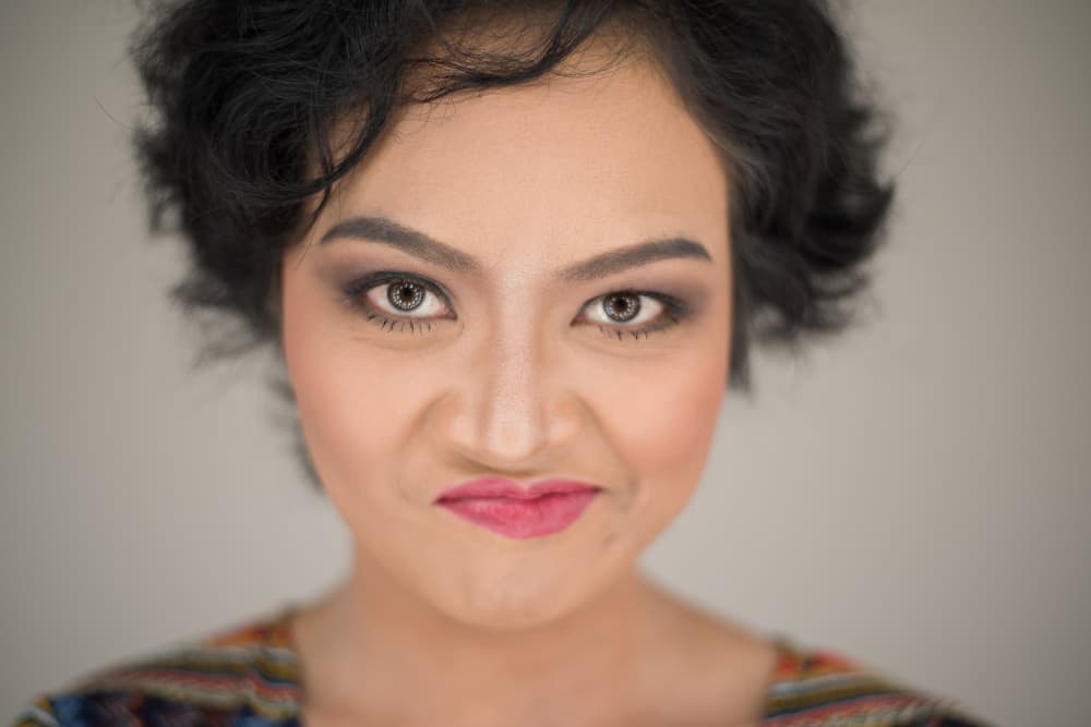 La envidia se define como el sentimiento de tristeza y pesar que experimenta una persona cuando los éxitos de otros le molestan y entristecen, en lugar de alegrarle por el bien ajeno, o en su defecto serle indiferentes les causan amargura y resquemor o resentimientos.