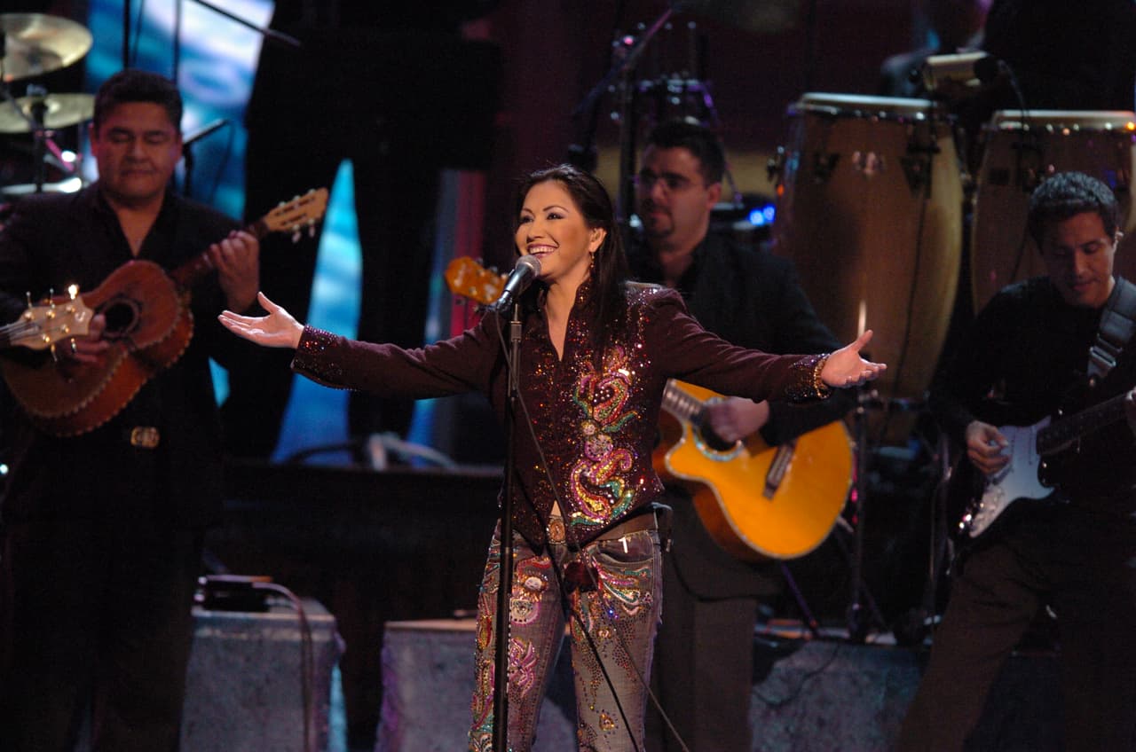 En 2006, la mexicana Ana Gabriel recibió el Premio a la Excelencia y celebró 33 años de carrera de la mejor manera: cantando. Deleitó al público con dos de sus grandes éxitos: 'Quién como tú' y 'Simplemente amigos'.