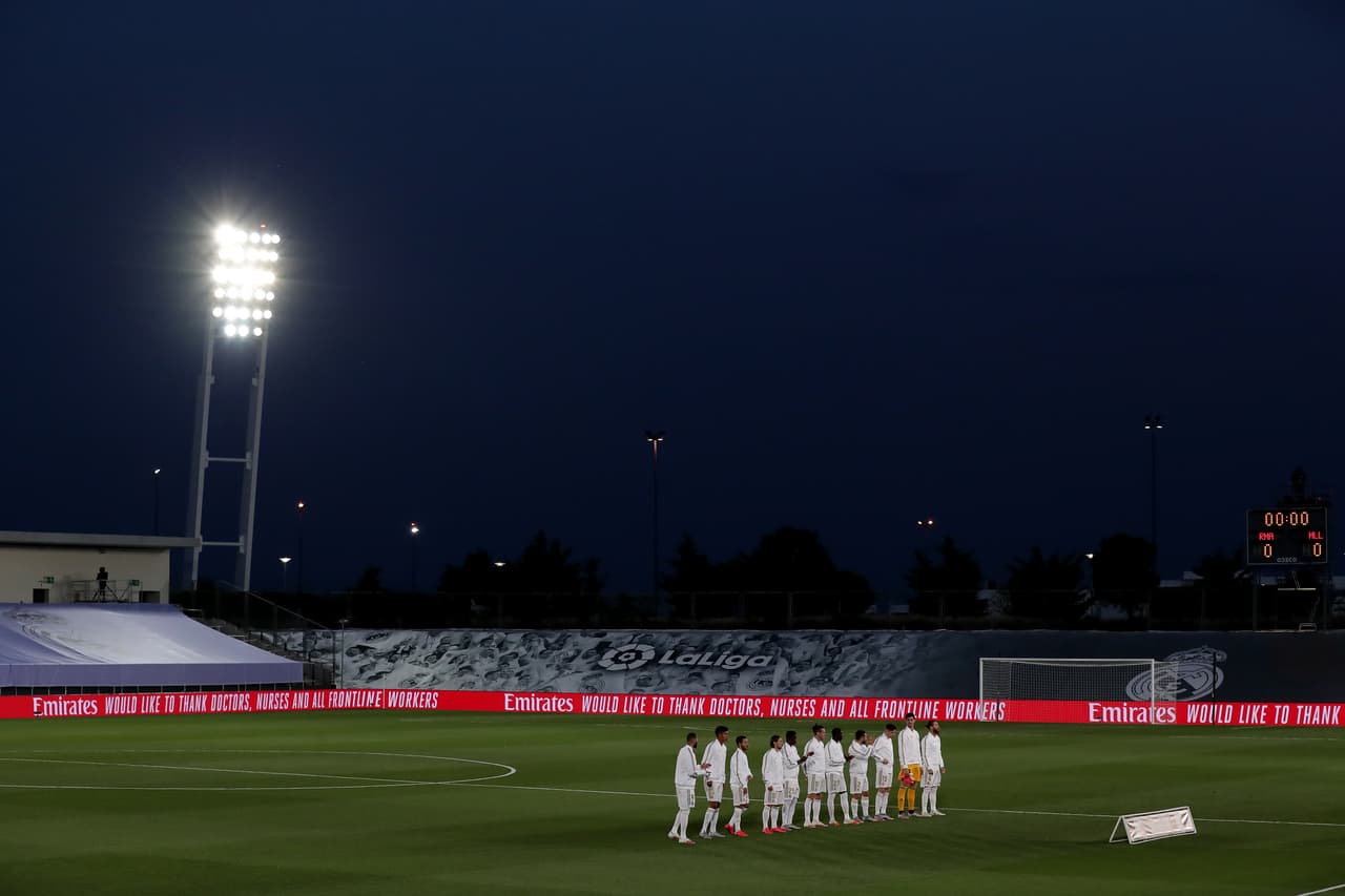 Cayó la noche en el Estadio Alfredo Di Stefano y el conjunto blanco se declaraba listo para la contienda.
