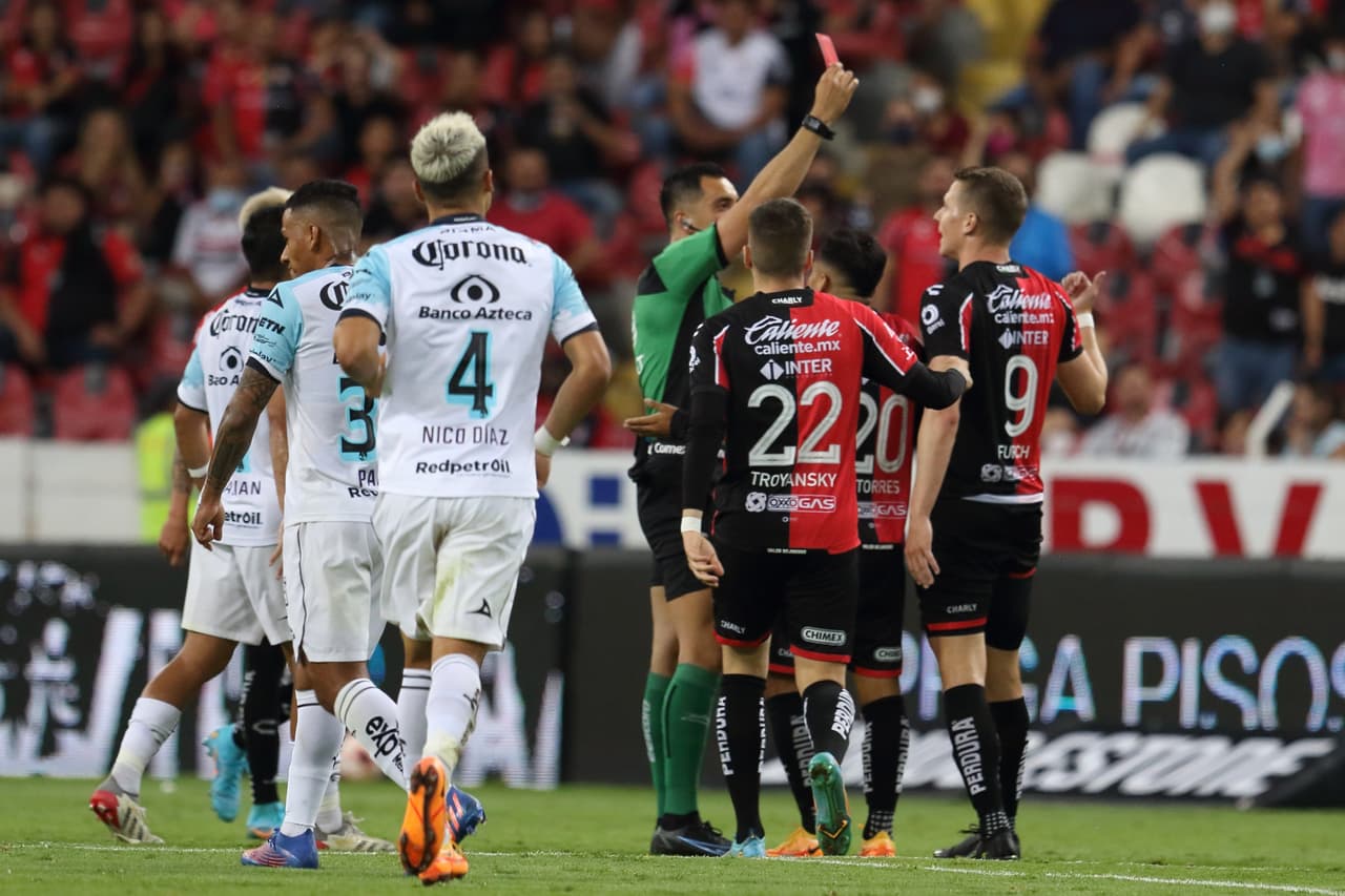 Mazatlán FC sorprendió y venció 1-2 al Atlas en el Estadio Jalisco en la Jornada 14 con doblete de Gonzalo Sosa.