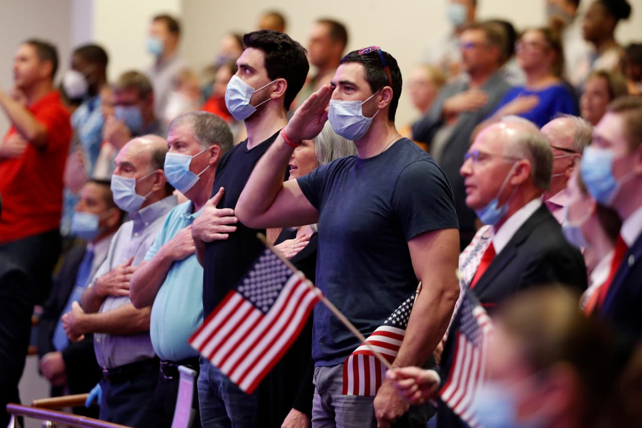 Alcalde de Sacramento pedirá retirar ley que exige estar parado durante el himno nacional