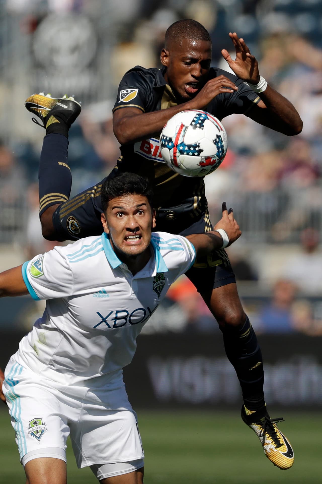 Su estatura, 1.90 metros de altura (6 ft 3 in), es una fortaleza que le ha ayudado en su posición como defensa central.