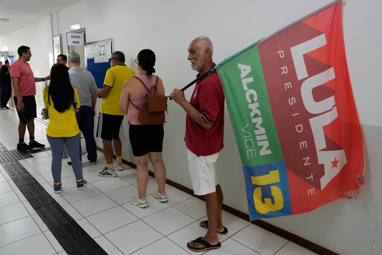 Un simpatizante del presidente Luiz Inácio Lula da Silva, quien busca la reelección, hace fila para votar en la segunda vuelta de las elecciones presidenciales en Brasilia.