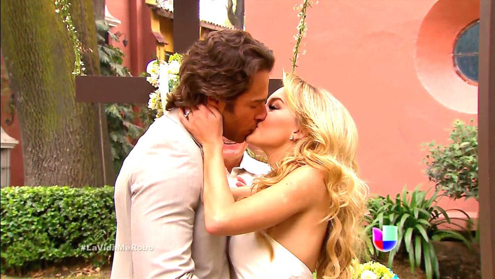 <b><a href="http://www.univision.com/temas/angelique-boyer">Angelique Boyer</a></b> y 
<b><a href="http://www.univision.com/temas/sebastian-rulli">Sebastián Rulli</a></b> vivieron intensas emociones en 'Lo que la vida me robó', pues aunque la telenovela registró excelentes niveles de audiencia en México, los rumores de una supuesta relación entre los protagonistas de la historia no se hicieron esperar.
