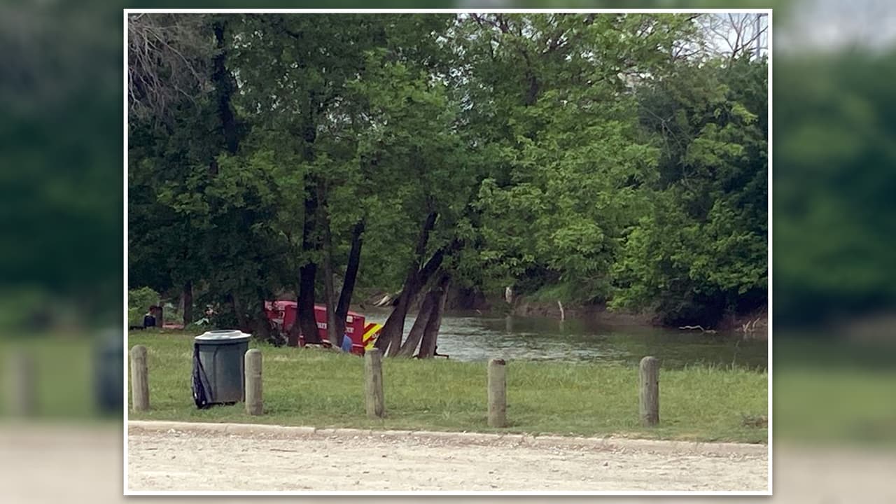 La tarde del domingo 9 de abril, 
<a href="https://www.univision.com/local/dallas-kuvn/sigue-la-busqueda-de-los-dos-hombres-que-desaparecieron-en-el-rio-trinity-consejos-para-evitar-un-ahogamiento-video" target="_blank">los jóvenes guatemaltecos Juan Rubén Chel y Edyn Oswaldo Yat Choc</a>, 
<b>se encontraron en la orilla del río Trinity en la ciudad de Dallas</b>, para compartir el día de Pascua con un pequeño asado. Según testigos, luego intentaron lavar su parrillera cuando 
<b>perdieron el equilibrio, cayeron al agua y fueron arrastrados por la corriente</b>.