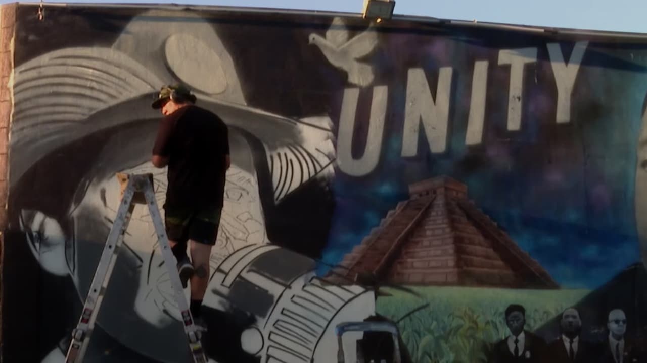 Artista borra mural de César Chávez en Watts para honrar a Dolores Huerta en su lugar