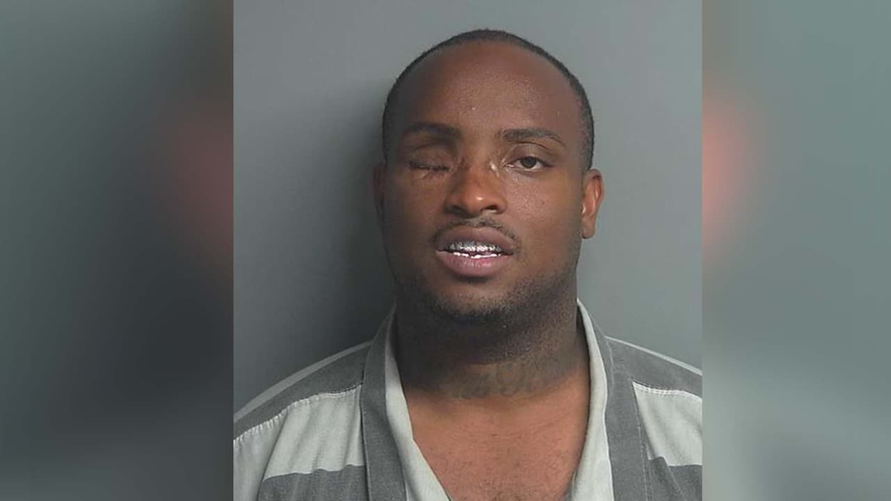 Zachary Bernard Ray – Enfrenta cargos por posesión ilegal de un arma.