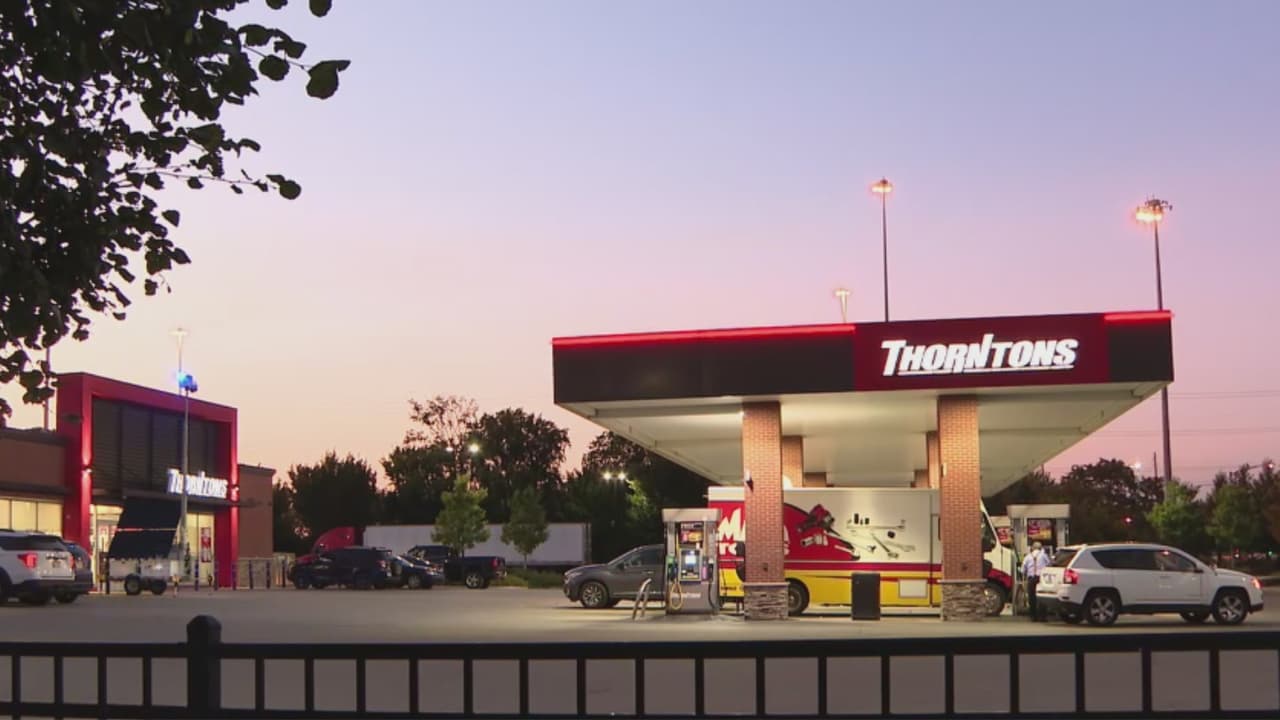 Asesinan a hombre en gasolinera de Brighton Park tras robo armado