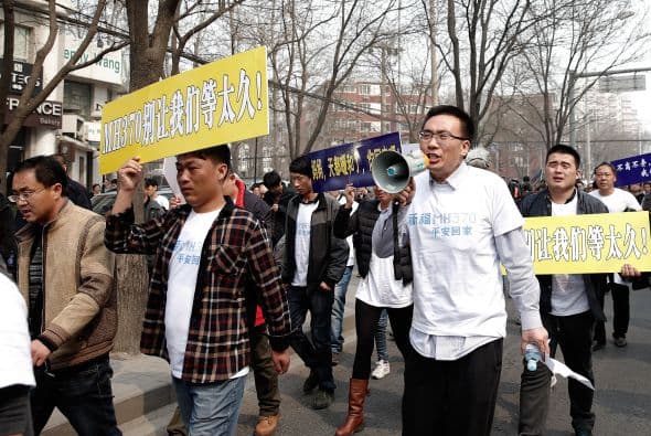 Mientras se vivía esta situación en el hotel Lido, los medios oficiales de la potencia asiática instaron a seguir buscando para constatar que el avión se hundió en el océano.