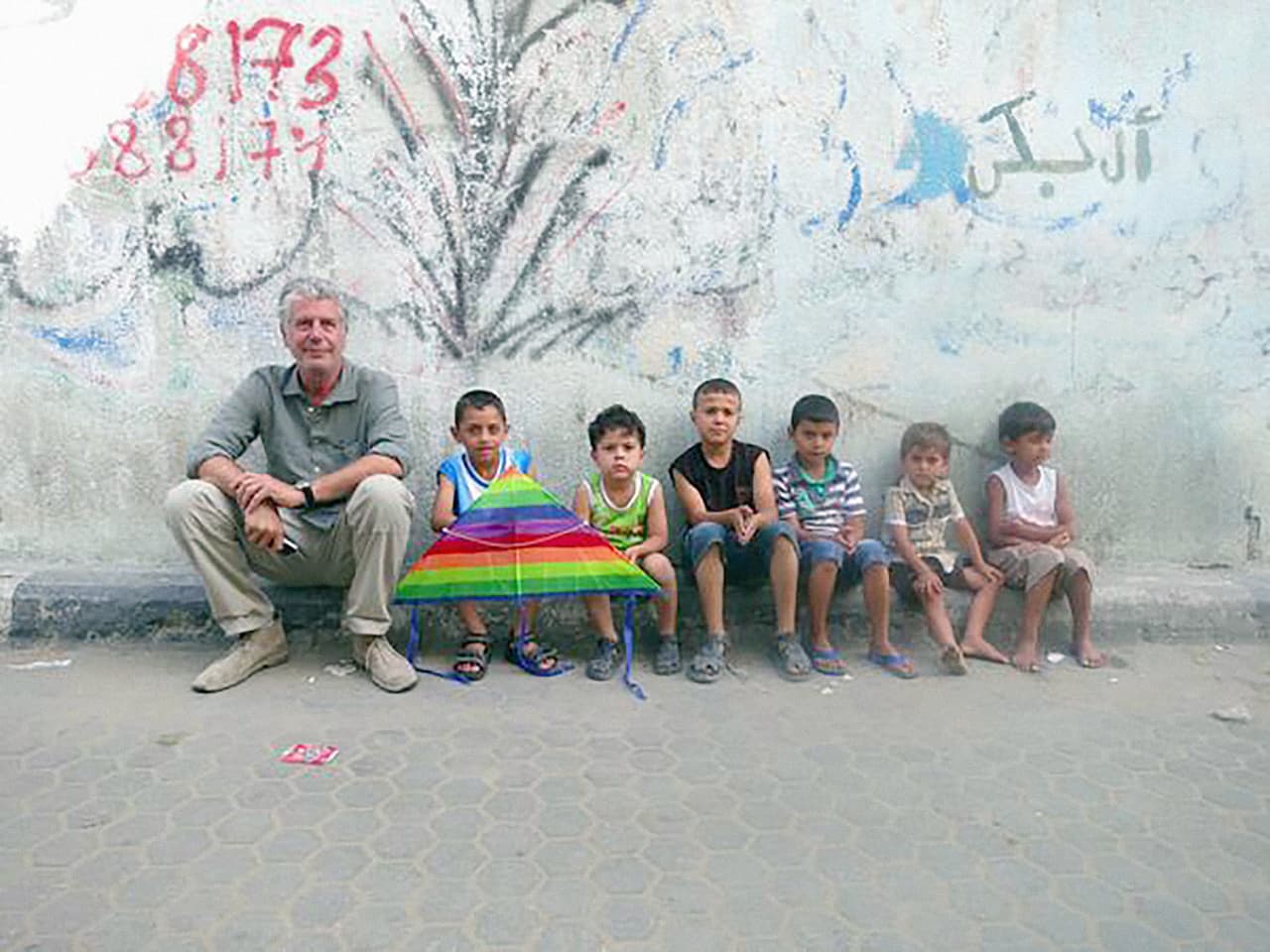 Bourdain visitó y describió a través de la gastronomía a la controversial Palestina, un territorio de tradición antiestadounidense.
