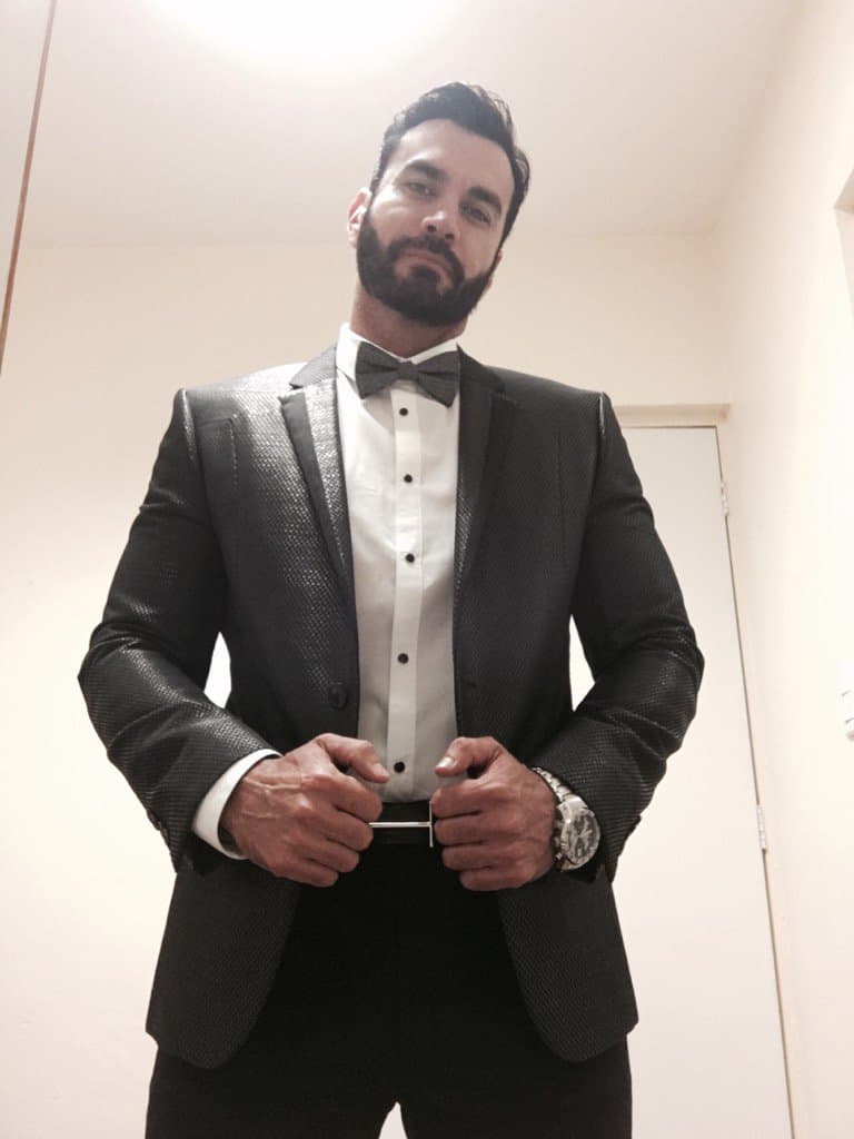 Pero sus peores defectos son ser demasiado confiado y terco en lo que hace.