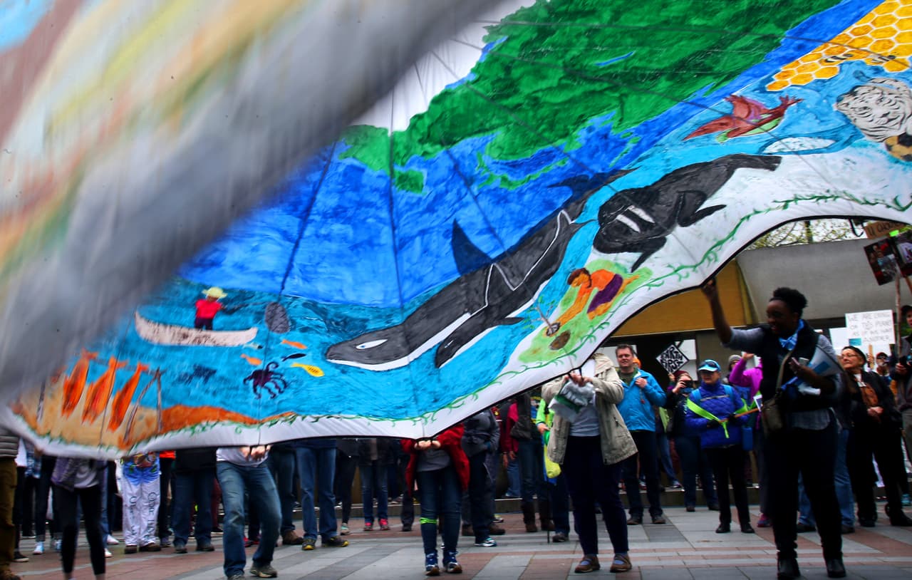 Otra enorme bandera ilustrando el planeta y toda la vida que corre peligro en él marchó por las calles de Seattle.